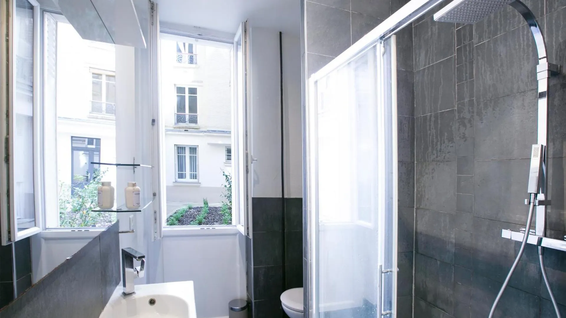 Warm 2 Bedrooms - C38 * Paris